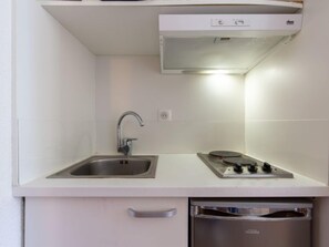 Kjøleskap, mikrobølgeovn og kjøkkenutstyr