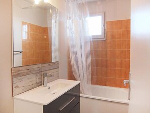 Bathroom - Marinas du Ponant by Interhome (Saint Cyprien)