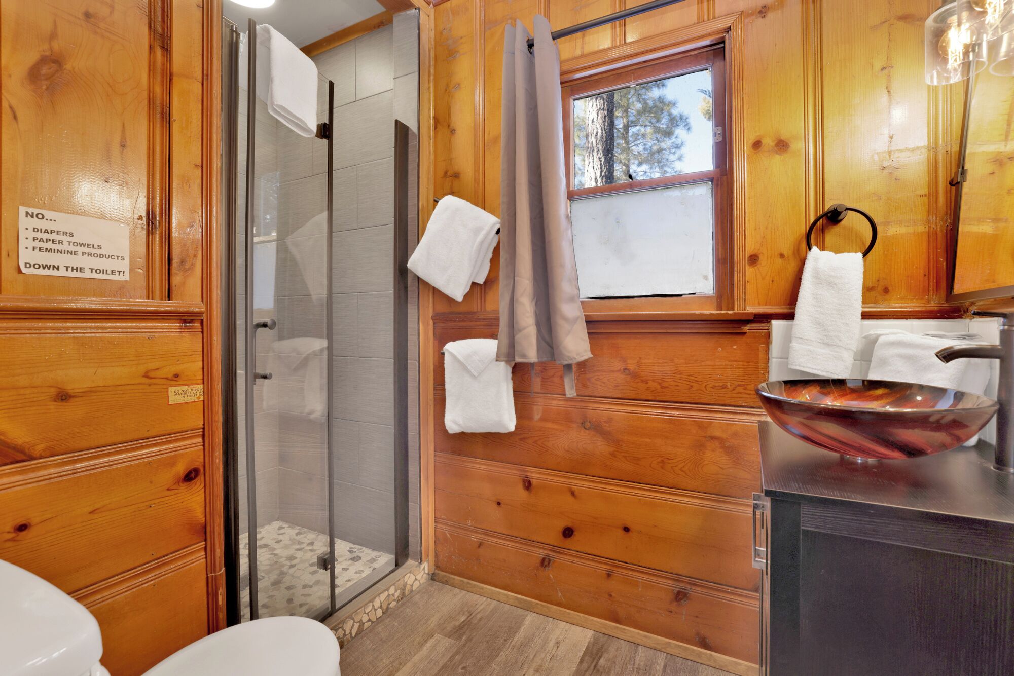 Kabin, 1 Tempat Tidur King, hot tub, pemandangan gunung (105) | Kamar mandi | Perlengkapan mandi desainer, handuk,  dan tisu toilet