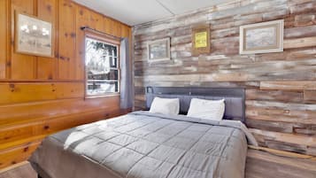 Cabaña, 1 cama de matrimonio grande, bañera de hidromasaje, vistas a la montaña (105) | 1 dormitorio, decoración individual, mobiliario individual