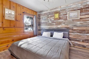 Cabin, 1 giường cỡ king, bồn tắm nước nóng, quang cảnh núi (105) | 1 phòng ngủ, trang trí khác biệt