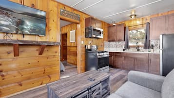 Cabana, 1 llit de matrimoni gran, banyera d'hidromassatge, vistes a la muntanya (105) | Cuina privada | Cafetera i tetera