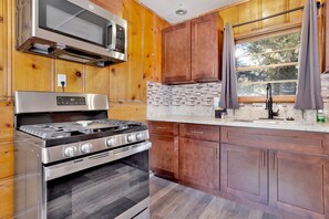 Kabin, 1 Tempat Tidur King, hot tub, pemandangan gunung (105) | Dapur pribadi | Mesin pembuat kopi/teh