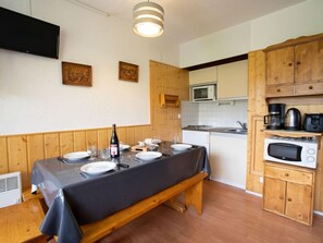 Kühlschrank, Mikrowelle, Toaster, Kochgeschirr/Geschirr/Besteck