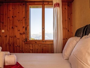 1 bedroom, desk, free Internet