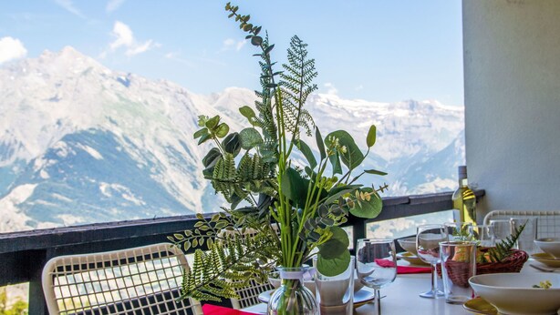 Ein Esstisch mit Blick auf die Berge.