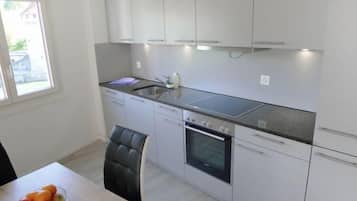 Refrigerador, horno y utensilios de cocina