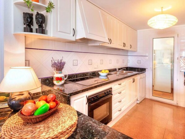 Frigorífico, microondas, horno y lavavajillas