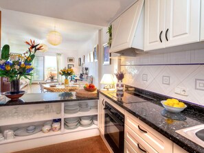 ثلاجة، ميكروويف، فرن، غسالة أطباق