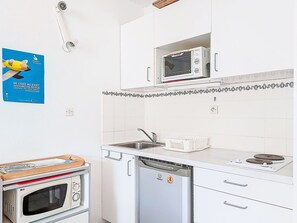 Réfrigérateur, micro-ondes, batterie de cuisine, vaisselle et ustensiles