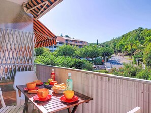 Outdoor dining - Les Aigues Marines by Interhome (Saint Cyr sur Mer La Madrague)