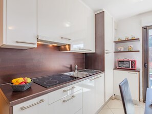 Réfrigérateur, micro-ondes, four