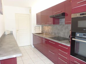 ثلاجة، ميكروويف، فرن، غسالة أطباق