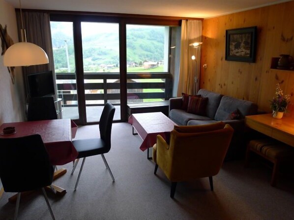 Téléviseur, table de baby-foot