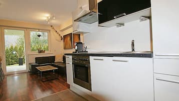 Fridge, oven, dishwasher, cookware/dishes/utensils