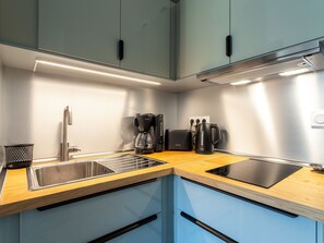 Refrigerador, microondas, horno, utensilios de cocina