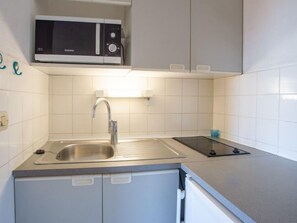 Kühlschrank, Mikrowelle, Hochstuhl, Kochgeschirr/Geschirr/Besteck