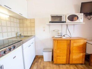 Réfrigérateur, micro-ondes, batterie de cuisine, vaisselle et ustensiles