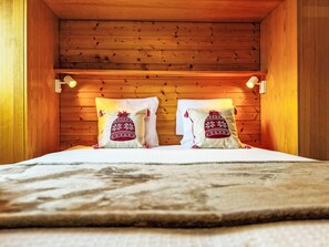 2 bedrooms, desk, WiFi