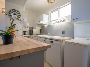 Een koelkast, een microgolfoven, een vaatwasser, een broodrooster