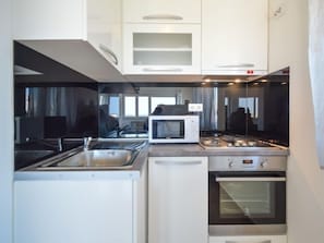 Kühlschrank, Mikrowelle, Ofen, Geschirrspüler