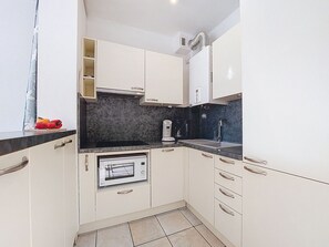 Kühlschrank, Geschirrspüler, Kochgeschirr/Geschirr/Besteck
