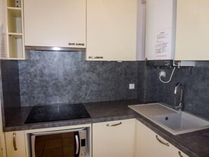 Kühlschrank, Geschirrspüler, Kochgeschirr/Geschirr/Besteck