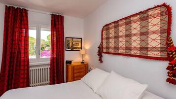 3 bedrooms, iron/ironing board, Internet