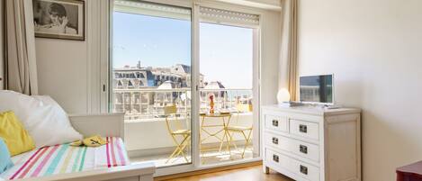 1 chambre, fer et planche à repasser, accès Internet