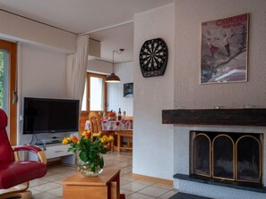 Flat-screen TV, fireplace, DVD player