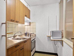 Kühlschrank, Mikrowelle, Ofen, Kochgeschirr/Geschirr/Besteck