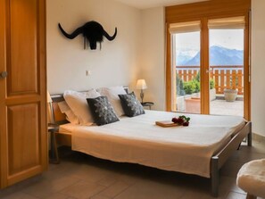 2 bedrooms, desk, internet