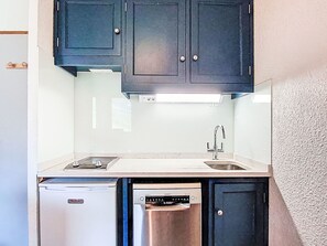 Réfrigérateur, micro-ondes, four, lave-vaisselle