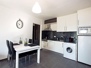 Frigorífic, microones i utensilis de cuina, vaixella i coberteria 