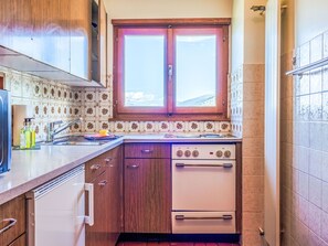 Frigorifero, microonde, forno, pentole/stoviglie/utensili