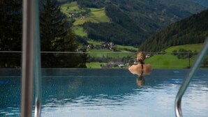 Una piscina con vistas a un paisaje montañoso.