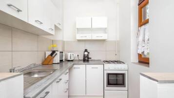 Refrigerador, microondas y utensilios de cocina