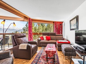 Fernseher, Kamin, DVD-Player