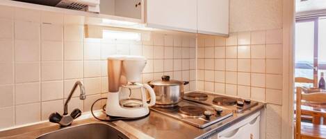 Réfrigérateur, micro-ondes, four, chaise haute