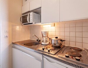 Kühlschrank, Mikrowelle, Ofen, Hochstuhl