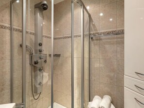 Hydromassagedusche, Haartrockner, Handtücher