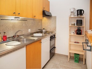 Fridge, oven, dishwasher, cookware/dishes/utensils