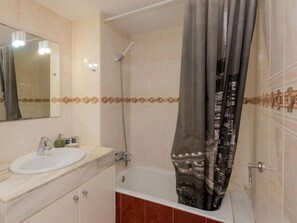 Towels - Primer de Maig by Interhome (Sitges)