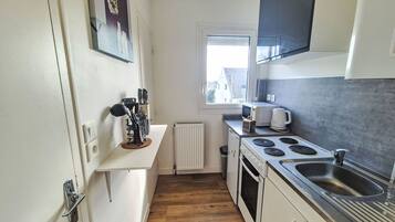 Réfrigérateur, micro-ondes, batterie de cuisine, vaisselle et ustensiles