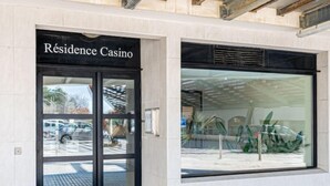 A building entrance with a sign reading "Résidence Casino". - Apartment Casino by Interhome (Canet-Plage)
