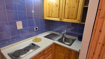 Refrigerador, utensilios de cocina y comedor
