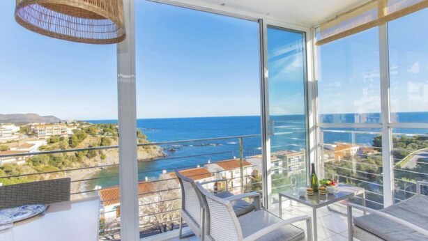 Un balcon avec vue sur la mer et les bâtiments.