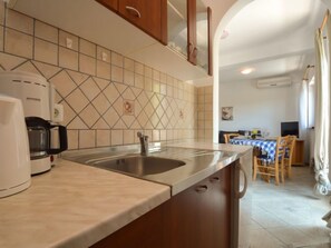 ثلاجة، فرن، كرسي للأطفال، مستلزمات طهي/أطباق/أوعية