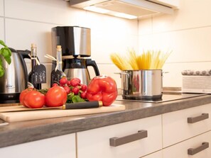 Kühlschrank, Mikrowelle, Geschirrspüler, Toaster