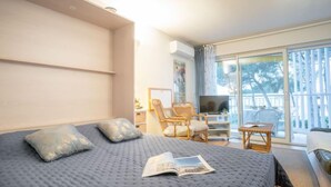 Une chambre à coucher avec un grand lit, un bureau, une chaise et un téléviseur.
